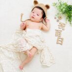 祝百日の装飾品と赤ちゃん