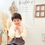 数字の3を持つ男の子