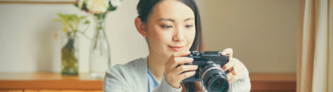 女性がカメラを持っている