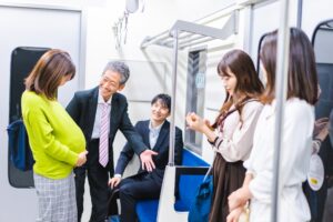 電車内で妊婦に席を譲る男性