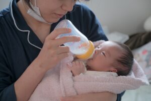 哺乳瓶で赤ちゃんにミルクをあげる