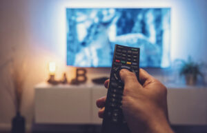 テレビ画面をリモコンで操作する