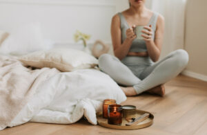 部屋でくつろぐ女性