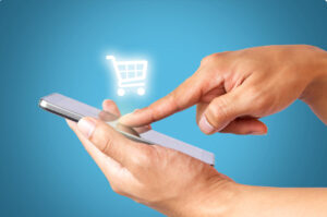 スマホで買い物をしている