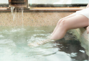 足を温泉につけている