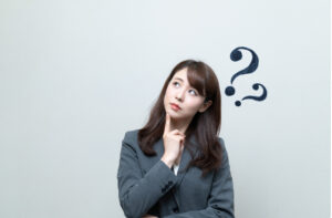 疑問に思う女性