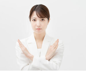 NGのジェスチャーをする女性