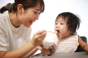 子供にご飯を上げている母親