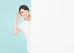 OKサインを出す白衣を着た女性