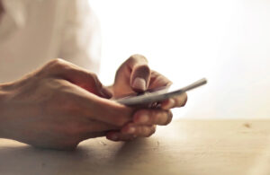スマホを持つ人