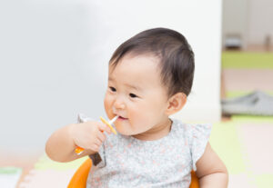 歯磨きをする赤ちゃん