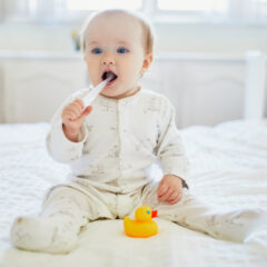 赤ちゃんの歯みがきはいつから?