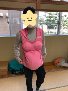 妊婦体験をする男性