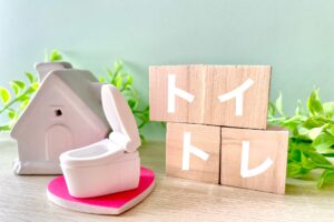 トイトレと書かれた木のブロック