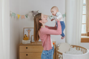 赤ちゃんを抱っこする母親