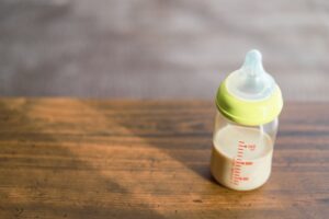 テーブルに置かれた哺乳瓶