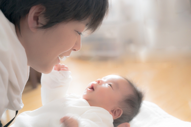 赤ちゃんを見つめる母親