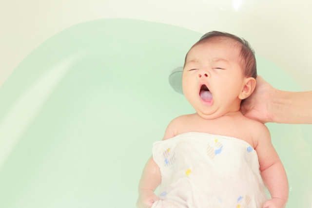 沐浴をする赤ちゃん