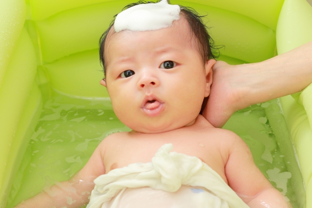 沐浴をする赤ちゃん