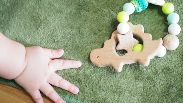 歯固めと赤ちゃんの手