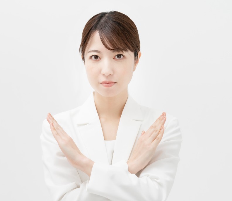 NGサインを出す女性