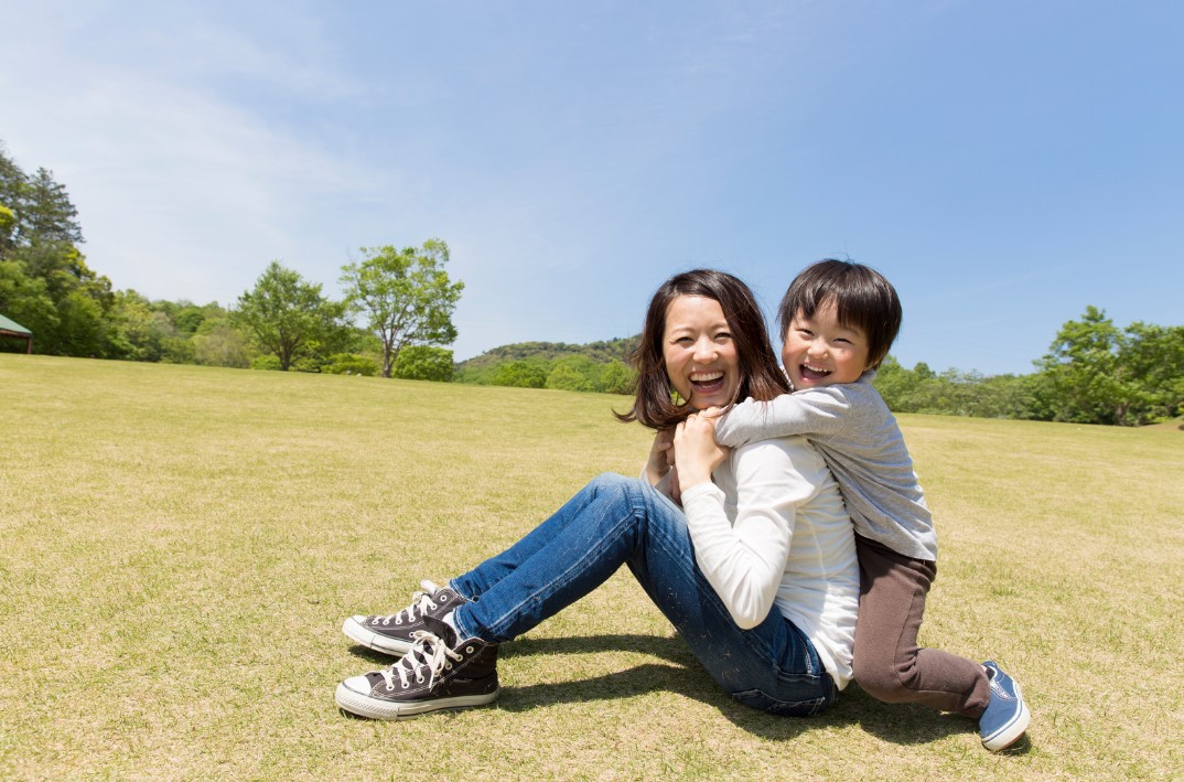 公園で母親に抱き着く男の子