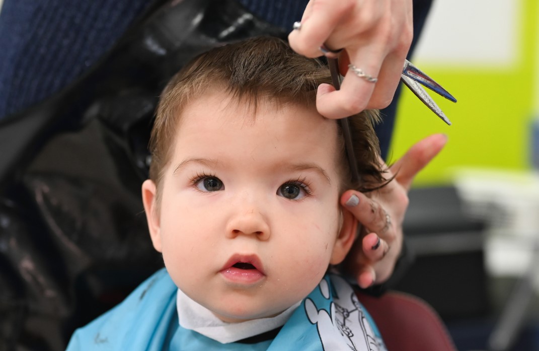 髪を切られる男の子