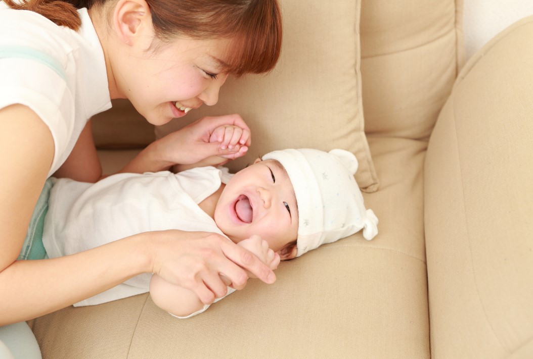 赤ちゃんをあやす母親