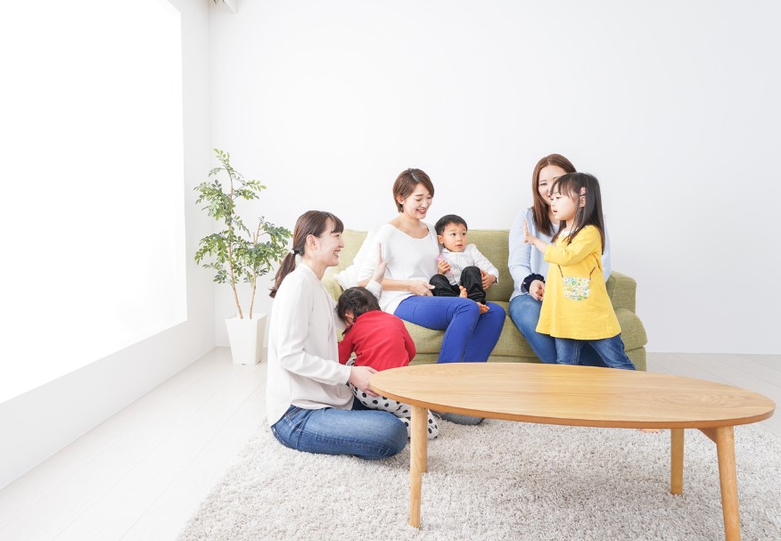 家でくつろぐ3組の親子