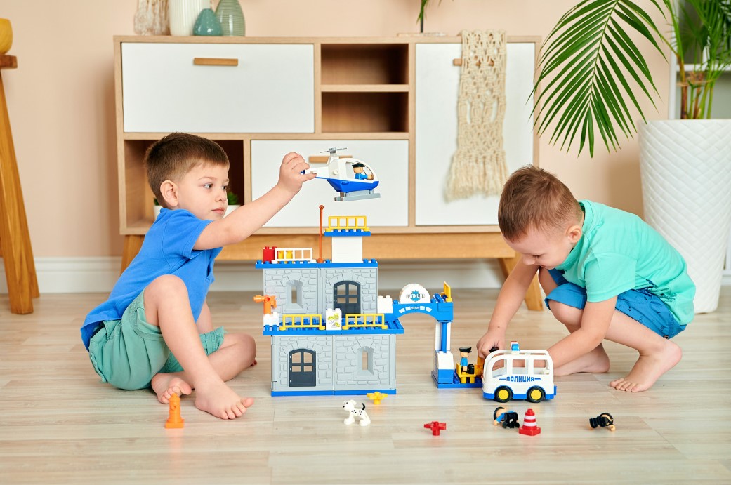 おもちゃで遊ぶ二人の男の子