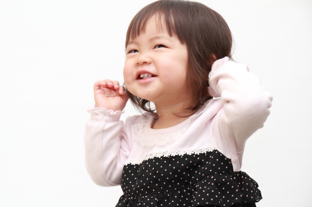 にこやかな幼児の女の子