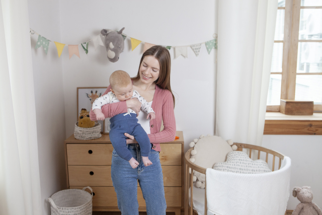 赤ちゃんを抱っこする母親