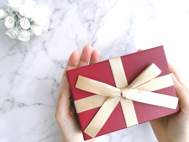 プレゼントを持っている手