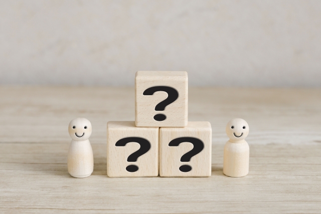 ?マークの書かれた3つの積み木と人形