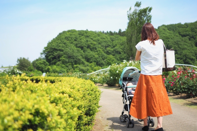 ベビーカーで散歩する母娘