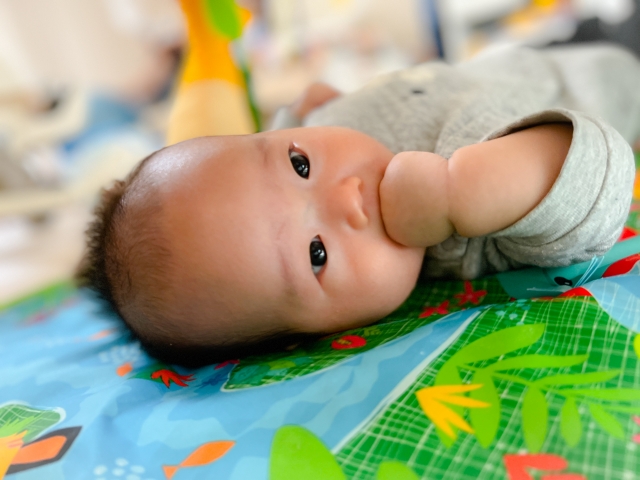 ベビージムで寝転がる赤ちゃん