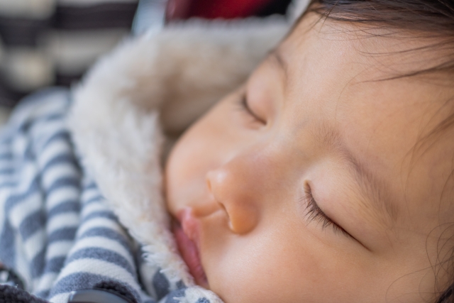 眠る赤ちゃん