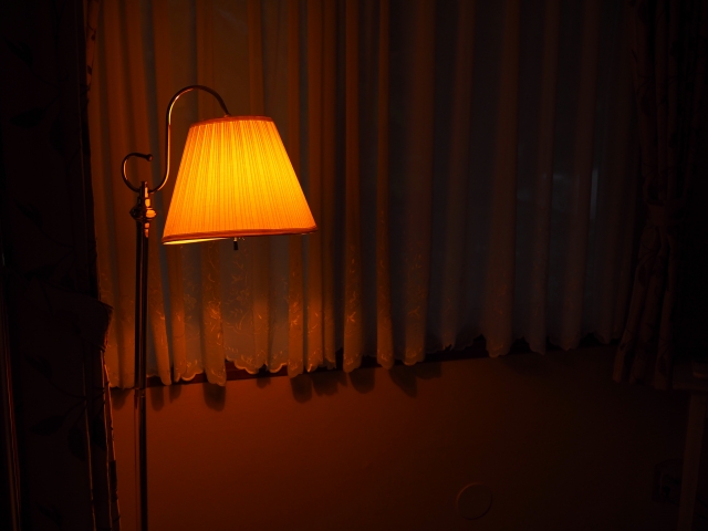 暗い部屋の中に薄暗く光るライト