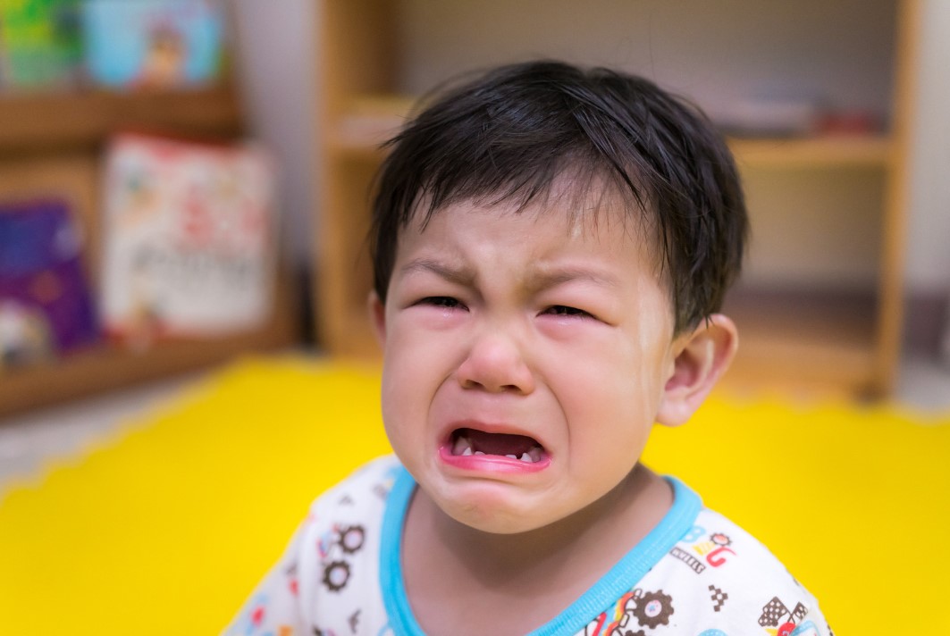 泣く男の子