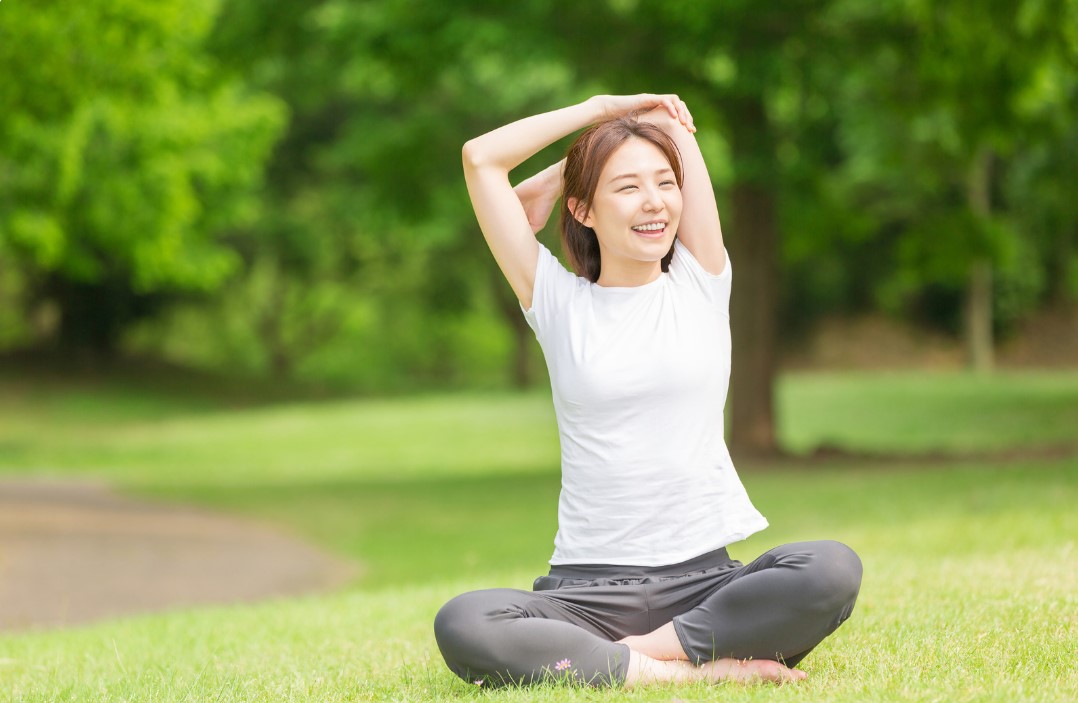 ヨガをする女性