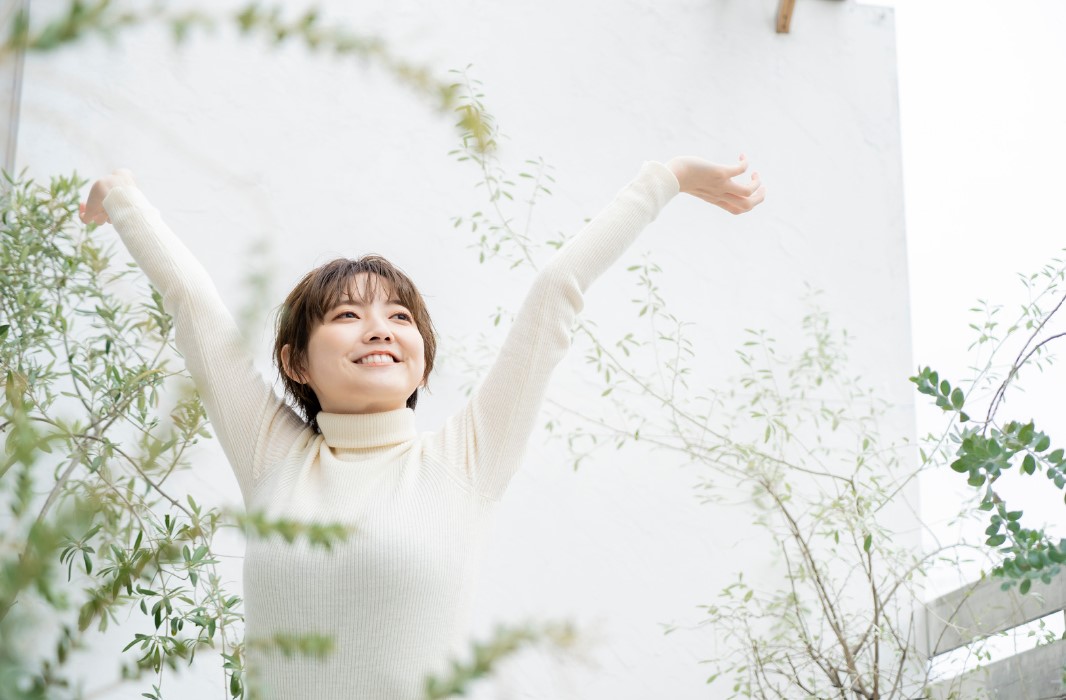 深呼吸する女性