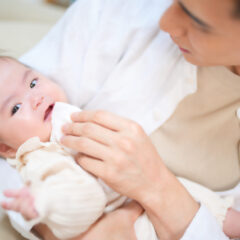 【ガーゼ磨き】赤ちゃんの初めての歯磨き習慣で、虫歯にならない健康な歯を