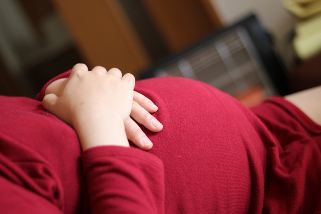 仰向けに寝ている妊婦