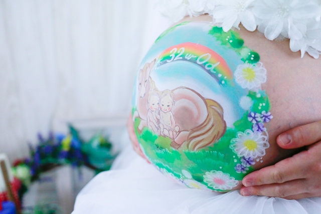 妊婦のお腹に描かれたベリーペイント