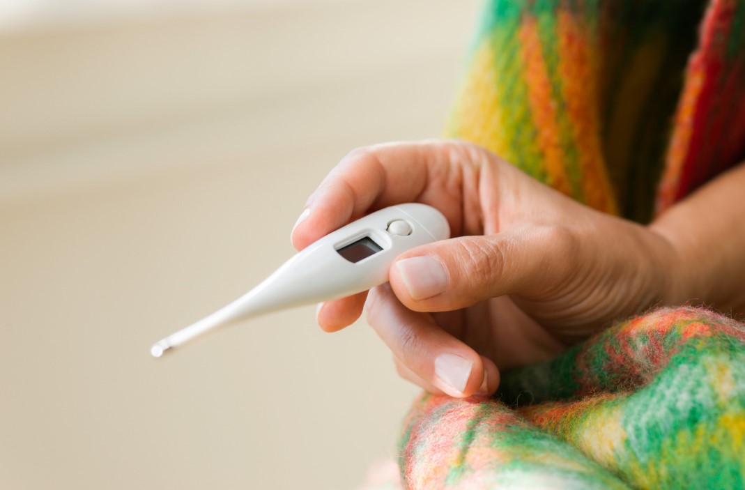 体温計を持っている