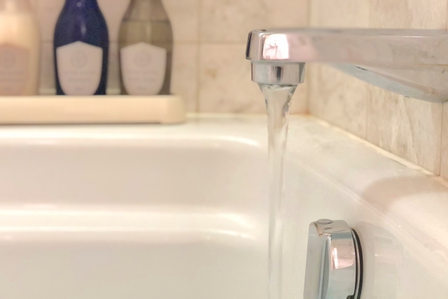 お風呂の蛇口から水が出ている様子