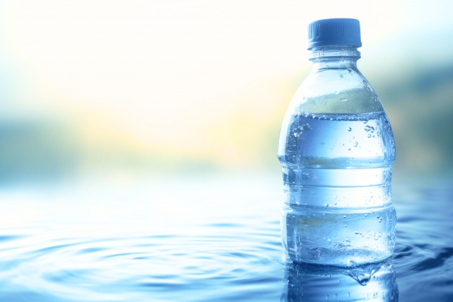 水の入ったペットボトル