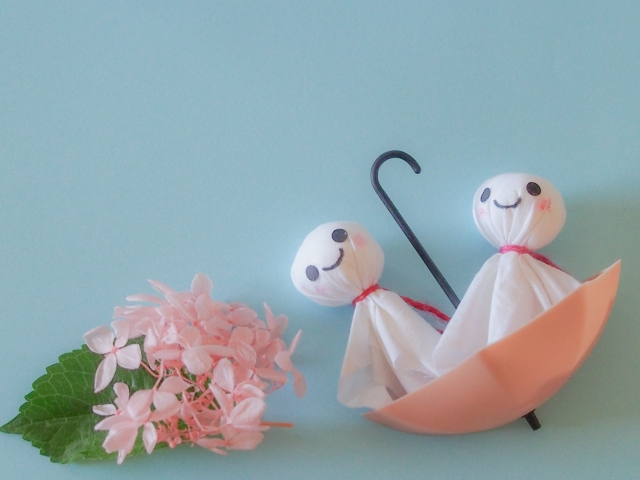 傘に乗ったテルテル坊主とあじさい