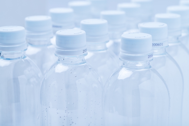 大量に並んだペットボトル