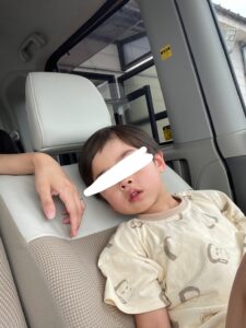 車内でぐったりしている男の子